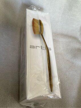 artis Oval 7 Willow Makeup Brush Brand New and Sealed!!